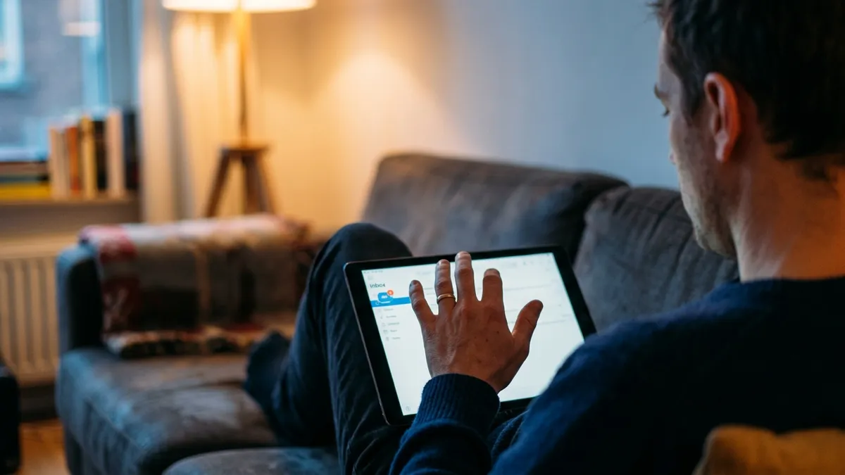 E-mails 's avonds en in het weekend in België: arbeidstijd?